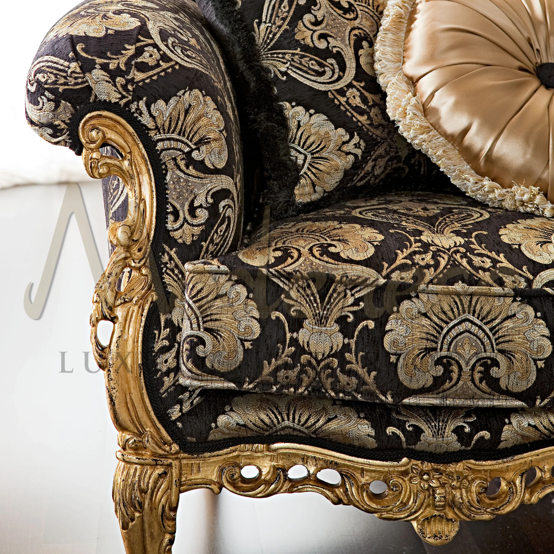 Handcrafted Baroque Accent Chair: Exquisite Detailing for Classic Charm