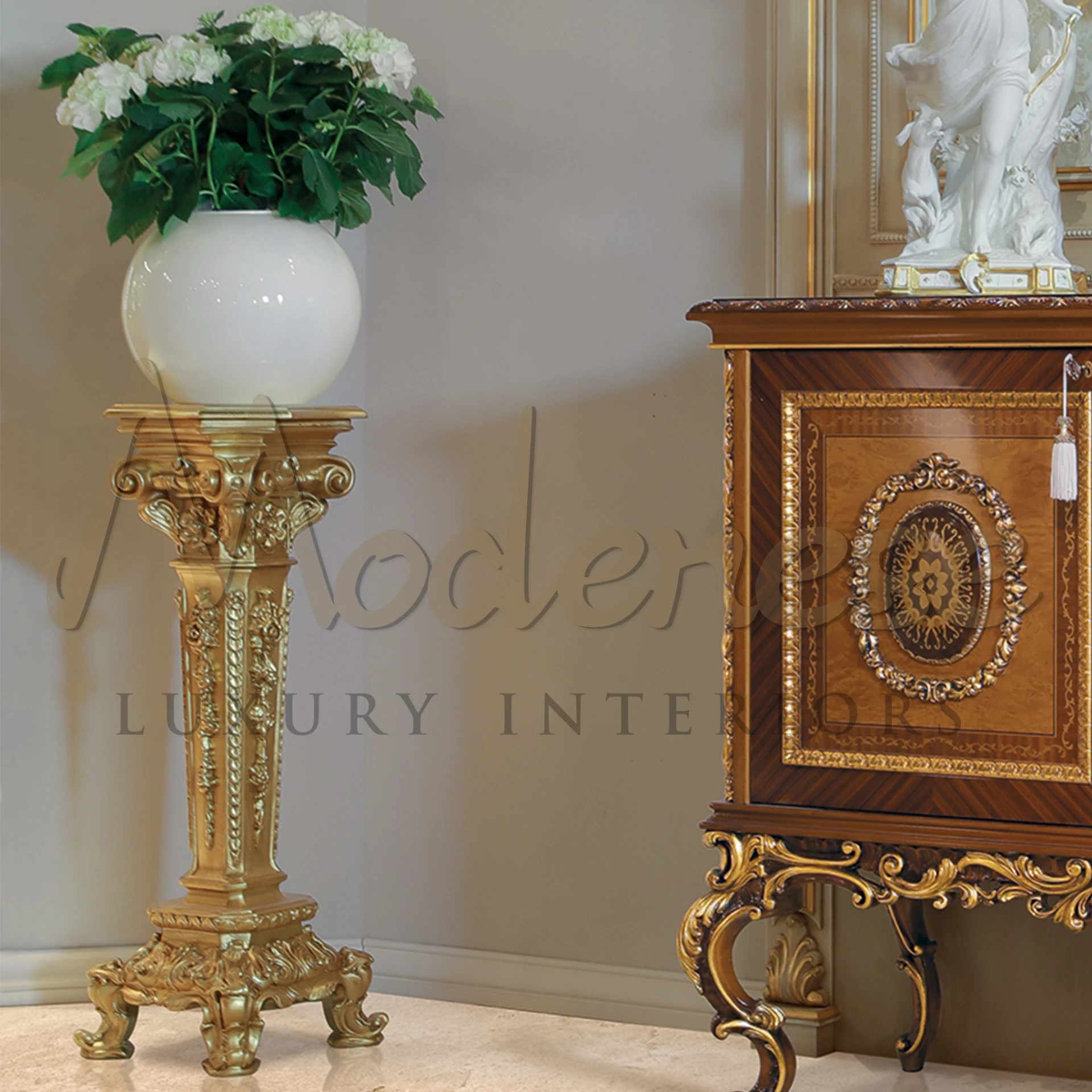 Exquisite vase stand, blending classic style and solid wood, ideal for sophisticated interior settings.